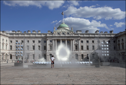 Tato „světelná“ show baví každého kolemjdoucího – projekt Halo u Somerset House v Londýně