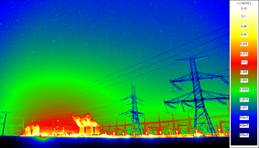 Obr. 10. Rušivé světlo generované umělými světelnými zdroji při pohledu na elektrickou stanici (zapnuto pouze hlídací osvětlení v elektrické stanici) [6]