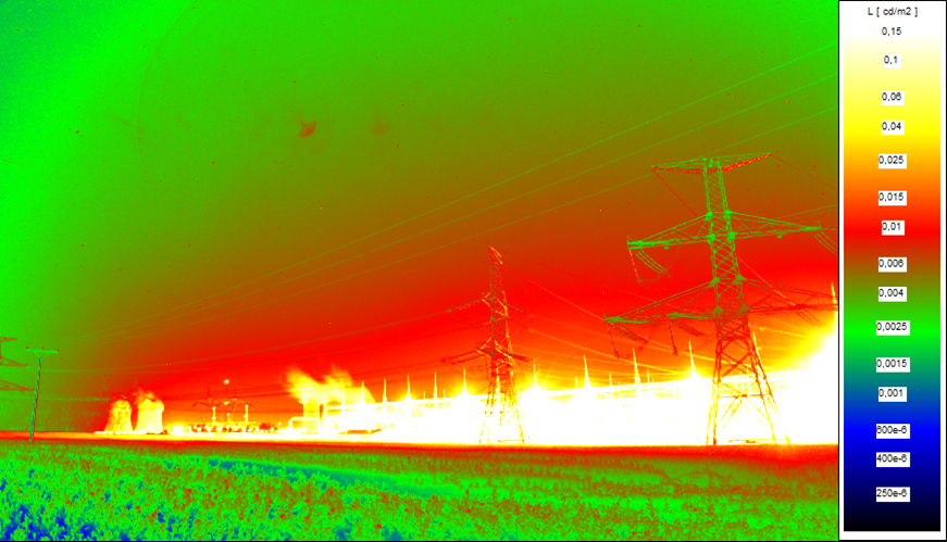 Obr. 11. Rušivé světlo generované umělými světelnými zdroji při pohledu na elektrickou stanici (zapnuto veškeré osvětlení v elektrické stanici) [6]