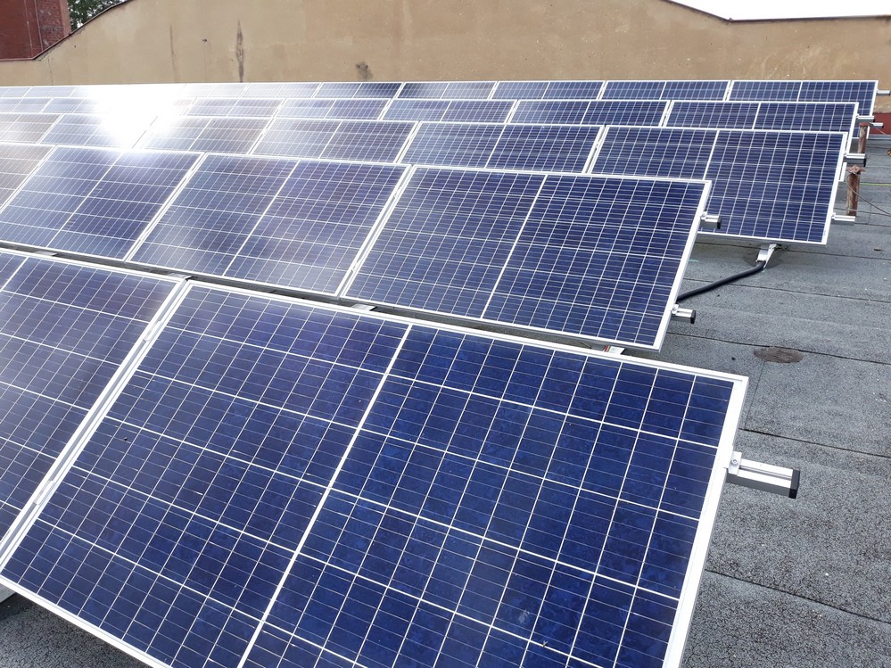 Obr. 1. Akumulační stanice od společnosti AERS byla součástí dodávky fotovoltaické elektrárny o výkonu 200 kWp, kterou pro Strojírny Rumburk realizovala v roli generálního dodavatele společnost MATRU z Plzně
