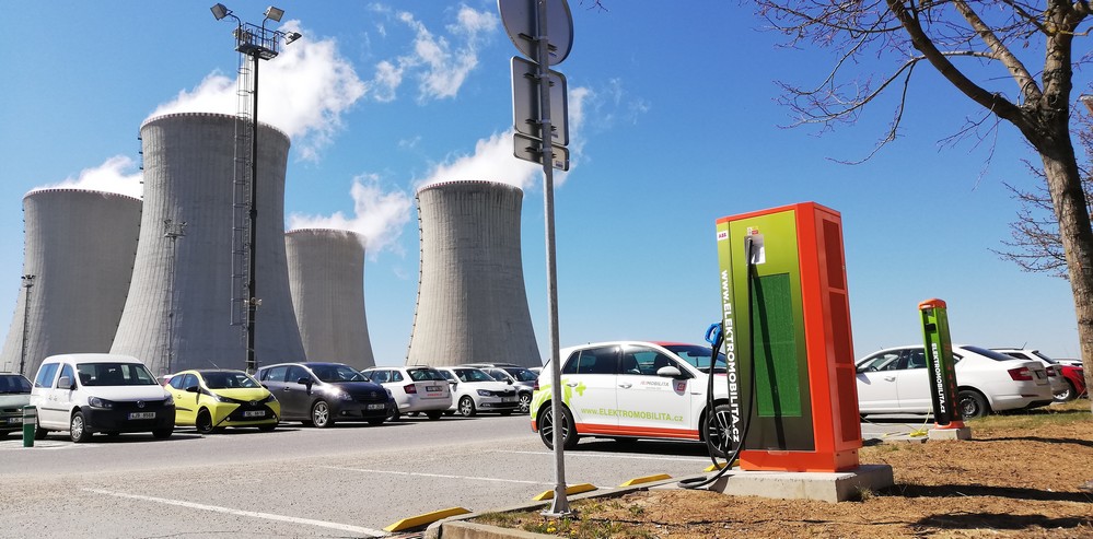 Obr. 2. Bezemisní energie z jádra – v Dukovanech funguje už více než 1,5 roku první česká „jaderná“ rychlodobíjecí stanice pro e-auta. Do baterií elektromobilů dodává výhradně energii pocházející z jádra