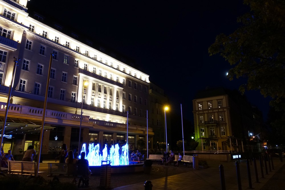 Obr. 25. Iluminácia hotela vľavo vytvára v parteri námestia dramatický spôsob osvetlenia (tu jednosmerný), Hviezoslavovo nám. v Bratislave