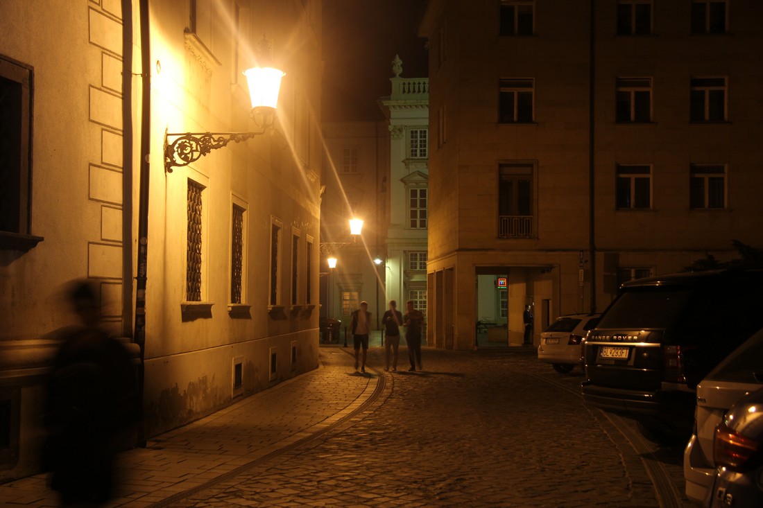 Obr. 26. Intenzívnejšie osvetlenie prechodovej Uršulínskej uličky v nadväznosti na Primaciálne námestie v priehľade, historické jadro Bratislavy
