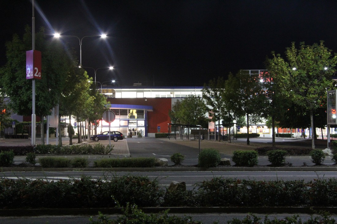 Obr. 27. Tlmené nočné osvetlenie vonkajších priestorov nákupného strediska Avion v Bratislave
