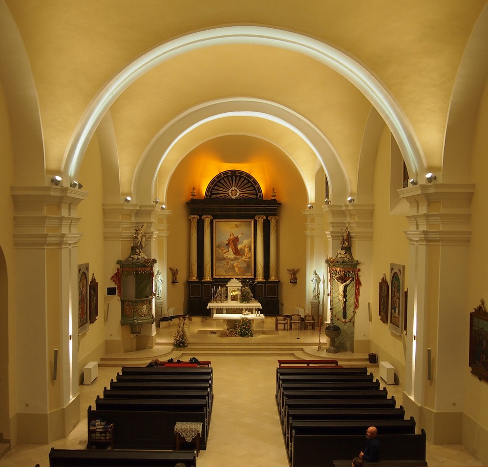 Obr. 2. Hlavní loď kostela sv. Vavřince, osvětlení podle návrhu Jaroslava Smetany