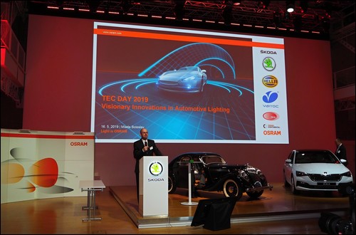 Obr. 1. Pan Jiří Smolík (Osram) při úvodní přednášce o vizi inovací v automobilovém osvětlení