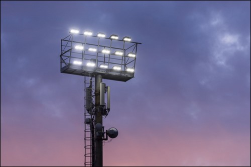 Hlava stožáru se světlomety – městský stadion Paolo Magnolfi, Itálie