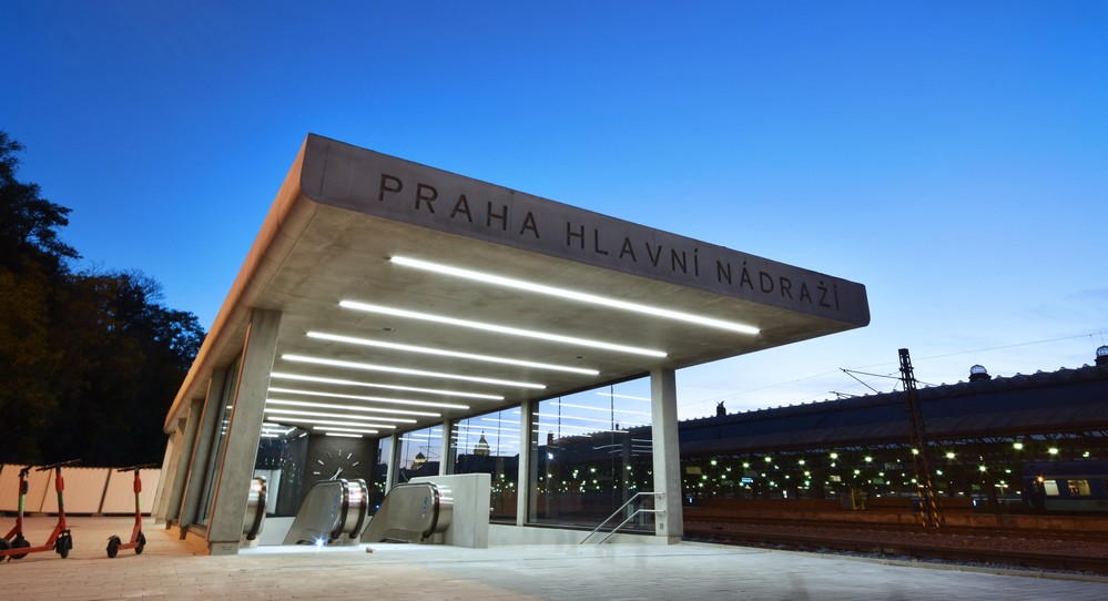 Nasvětlení vstupu do podchodu na hlavním nádraží Praha liniovým systémem SCALI