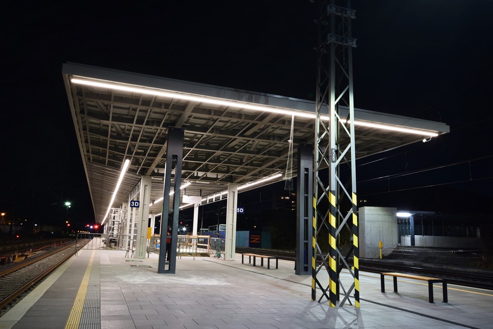 Osvětlení celého nástupiště železniční stanice Radotín liniovým systémem SCALI