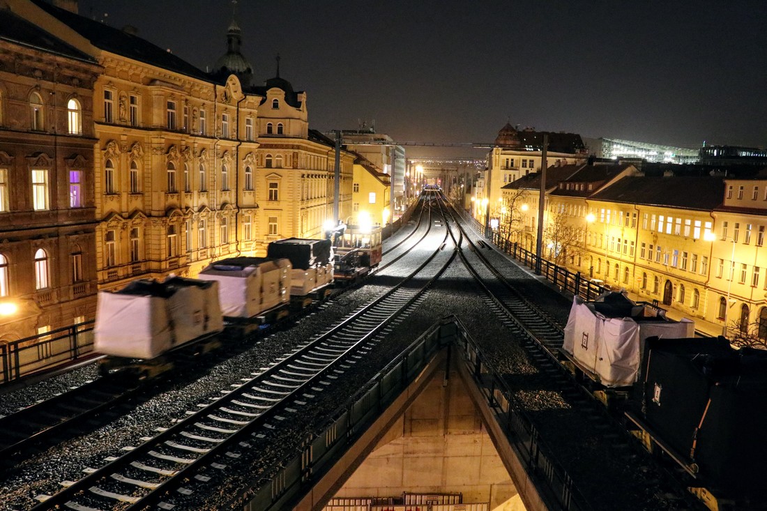 Obr. 1. Osvětlená kolejiště Negrelliho viaduktu (foto: Správa železnic)