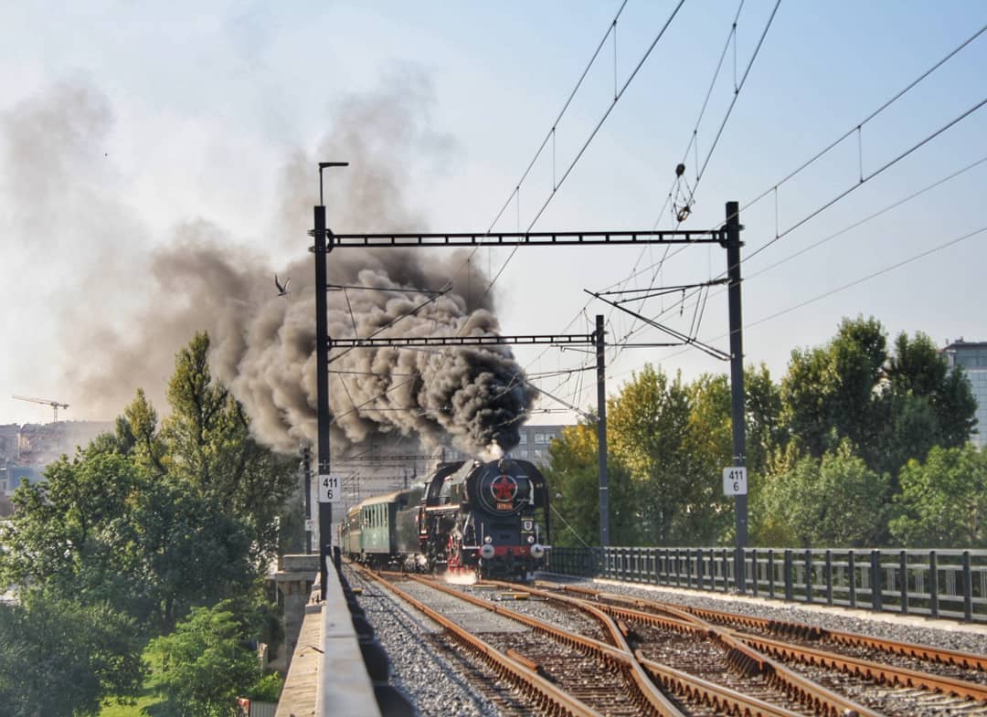 Obr. 3. Svítidla PreLED jsou umístěná na stožárech trakčního vedení Negrelliho viaduktu (foto: Facebook – Šotodavčus)