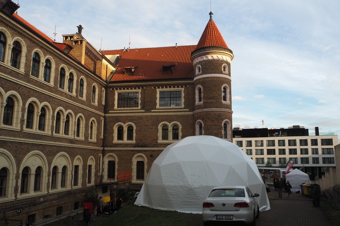 Obr. 1. Hlavním prostorem festivalu byl areál Gabriel Loci v sousedství zahrady Kinských na pražském Smíchově (foto: Jana Kotková).