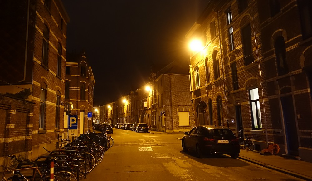 Obr. 30. Ukážka bežnej ulice s typickou situáciou v mestskom bloku; verejné osvetlenie je dostačujúce, nie sú potrebné akcenty