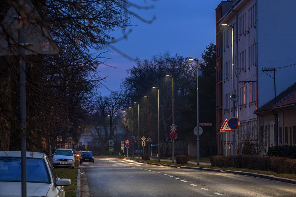 Obr. 1. Veřejné osvětlení LED svítidly s autonomním řízením v Husově ulici, Pardubice (svítidla WOW, iGuzzini, 4 000 K)