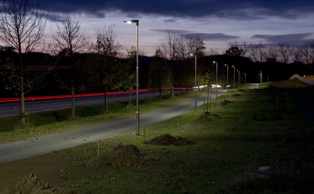 Obr. 2. Veřejné osvětlení cyklostezky v Písku LED svítidly s autonomním řízením (svítidla Archilede, iGuzzini, 3 000 K)