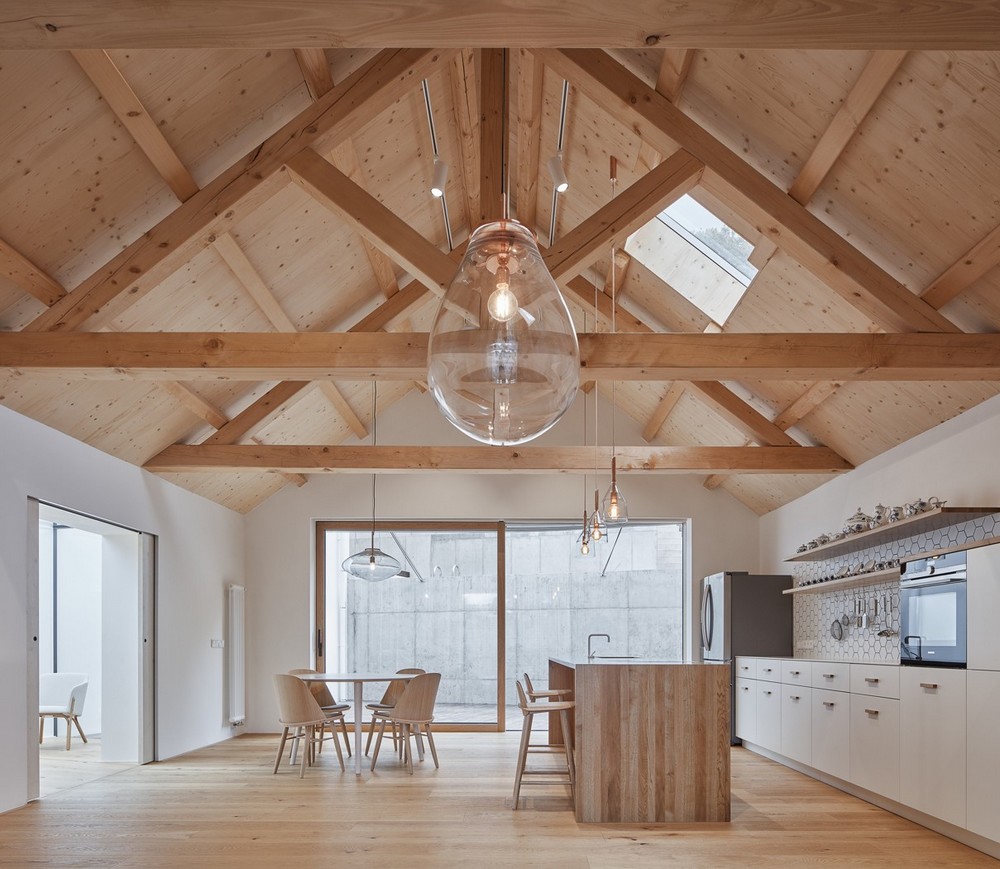 Obr. 1. Dům s vlašským krovem v Praze-Jinonicích, autoři: Barbora Weinzettlová, Jiří Weinzettl a Veronika Indrová, studio Atelier 111 Architekti (vítěz kategorie Novostavba, absolutní vítěz pátého ročníku soutěže)