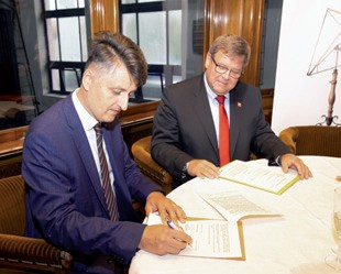 Generální ředitel NTM Karel Ksandr a generální ředitel SŽ Jiří Svoboda podepisují memorandum o spolupráci v salonním voze Ústecko-teplické dráhy