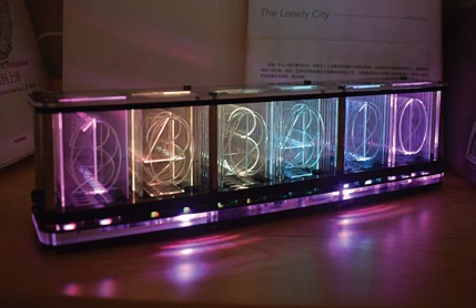 Obr. 8. Pseudodigitrony tvořené akrylovými destičkami osvětlenými LED