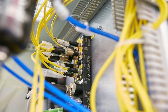Obr. 1. Sběrnicový IO-Link modul Impact67 je vhodný pro snadnou integraci zařízení IO-Link do instalačních řešení
