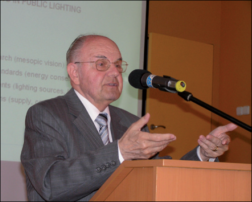 Obr. 1. Pan prof. Ing. Jiří Habel, DrSc., náš nejzkušenější a nejznámější vysokoškolský pedagog v oboru světelná technika (konference Lumen V4, Brno, 23. 6. 2010)