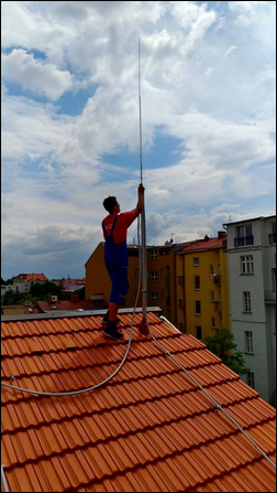 Obr. 2. Instalace svodu s vodičem HVI (foto: Lukáš Rotrekl) DEHN