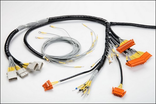 Příklad ÖLFLEX® CONNECT CABLES: Kabelový svazek s různými konektory a koncovkami