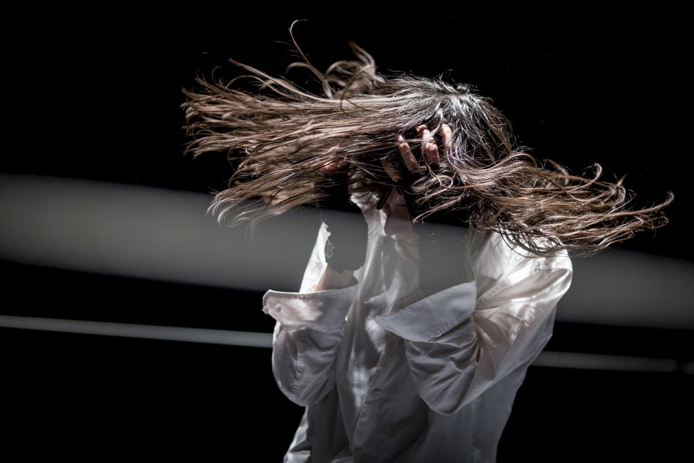 Obr. 5. One Step Before the Fall, performerka Cécile Da Costa, šestnáct světel shora – sprchy PAR CP 61, Divadlo Ponec (foto: respondent)