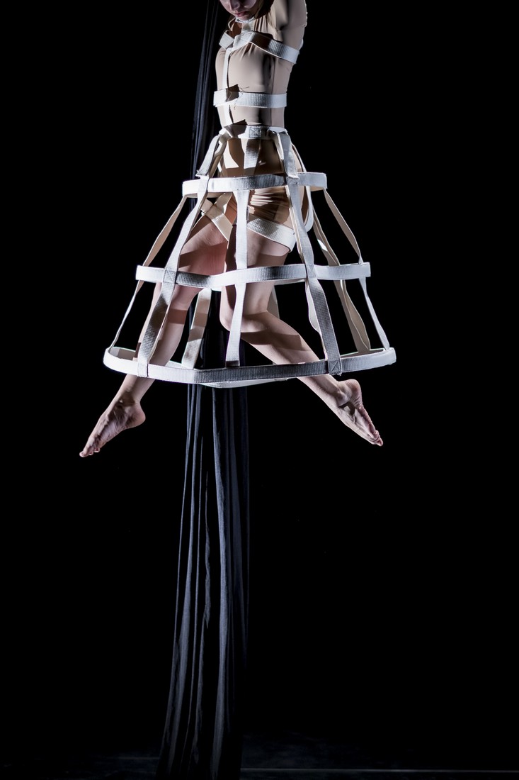 Obr. 6. 7CIHEL, performerka Zuzana Drábová, čtyři světla FHR ze stran, Kulturní dům Mlejn (foto: respondent)