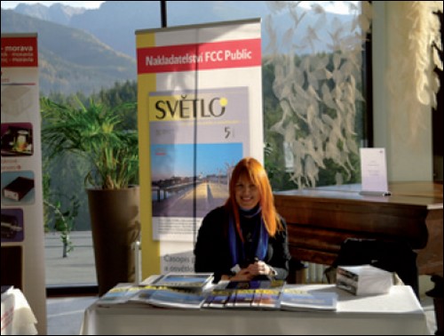 Ing. Jana Kotková za prezentačním stolkem časopisu Světlo na mezinárodní konferenci Svetlo – Light 2013