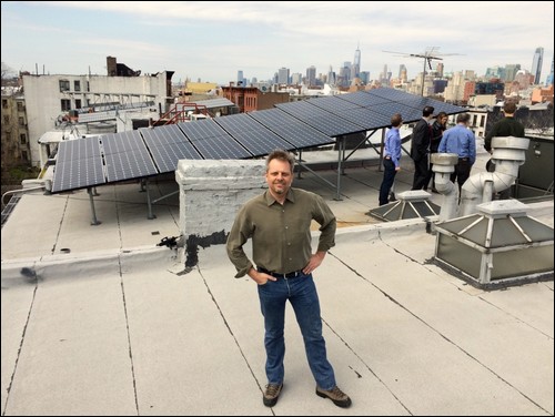 Lawrence Orsini, zakladatel a CEO startupu LO3 Energy, na střeše domu v Brooklynu, který je napojený na mikrosíť