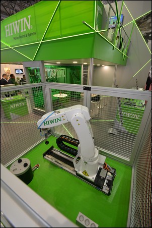 Polohovací dráhy HIWIN přidávají průmyslovým robotům sedmou osu 