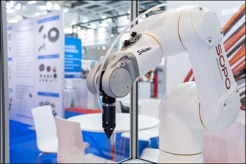 robotická ruka pro navíjení elektromotorů české firmy SOPO