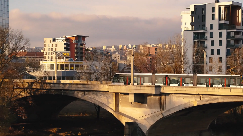 Libeňský most si sám reguluje intenzitu osvětlení podle hustoty dopravy
