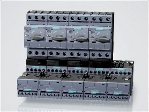 Obr. 2. Moduly doplňkových funkcí zjednodušují zapojení řídicích obvodů spouštěčů reverzačních a hvězda-trojúhelník včetně elektrického blokování a časového zpoždění, případně komunikace AS-Interface nebo IO-link