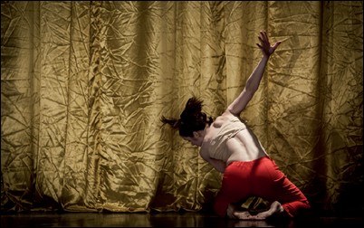 Sunyata – choreografie a režie Kateřina Stupecká (na fotografii), Ponec, 2010, scéna a světla Jan Komárek, foto Vojtěch Brtnický