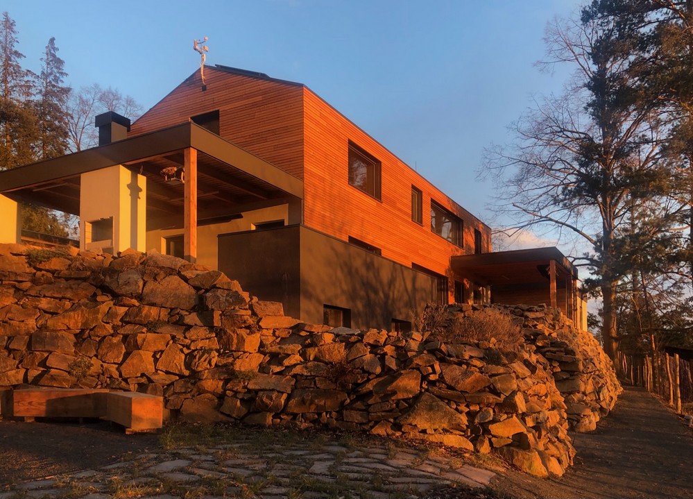 Obr. 1. Nový rodinný dům vyrostl za osm měsíců ve svahu v Omicích u Brna. Dům je projektován a vybaven tak, aby plnil a splnil požadavky a představy investora, který je zároveň i jeho uživatelem. Přitom je třeba, aby dům zároveň zastával i roli testovacího objektu projektu Národního centra kompetence CAMEB (TAČR), jehož nositelem je Univerzitní centrum energeticky efektivních budov ČVUT (UCEEB). Řízení osvětlení a a nadřízenou koordinaci všech technologií zde zajišťuje řídicí systém Tecomat Foxtrot firmy Teco a.s.