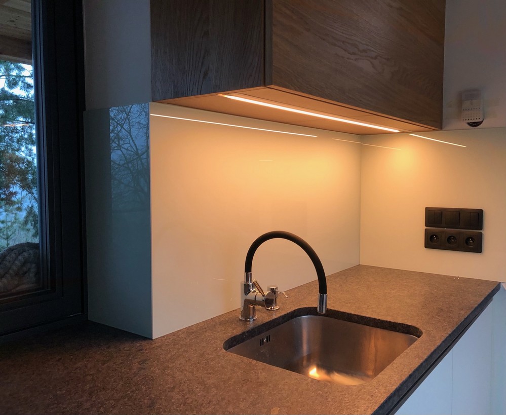 Obr. 13. Osvětlení kuchyňské linky zabudovanými LED pásky