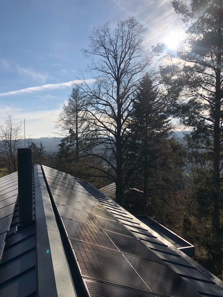 Obr. 2. Slunce přes den dodává do tohoto domu nejen světlo, ale i energii na provoz, do baterií nebo i elektromobilu na cestování