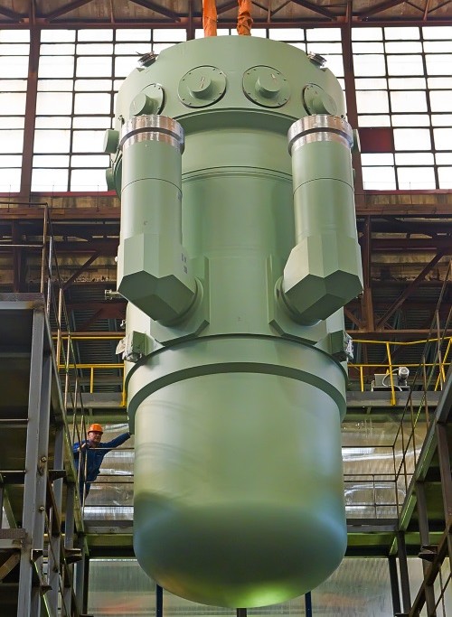 Reaktor RITM-200 ve výrobní hale