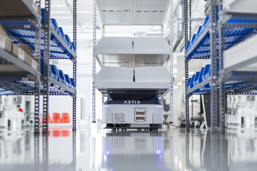 ABB_Robotics_acquires_ASTI_Mobile_Robotics_Goods-to-person_ASTI_EBOT_350_6