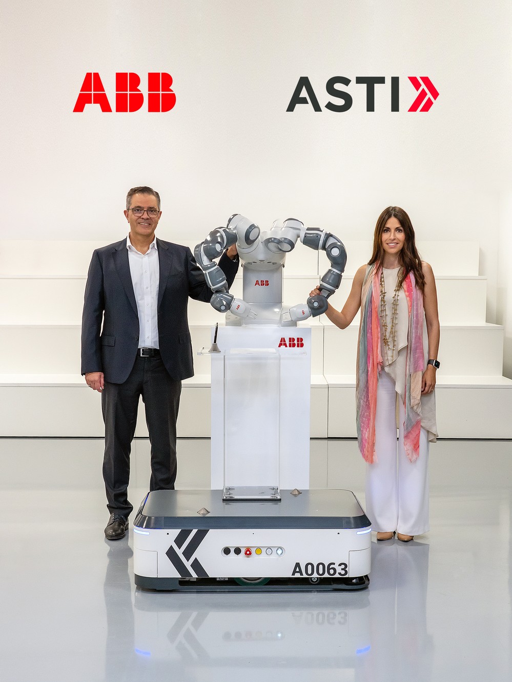 Sami Atiya, prezident ABB Robotika a automatizace a Veronica Pascual Boé, generální ředitelka