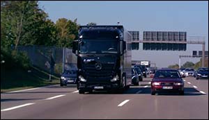 Autonomní nákladní automobil se projel na dálnici