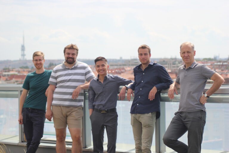 Na obrázku zleva: členové týmu Alquist Petr Marek, Jakub Konrád (team leader), Van Duy Ta, Ondřej Kobza, Jan Šedivý (faculty advisor). Petr Lorenc na snímku chybí, nachází se na zahraniční stáži.