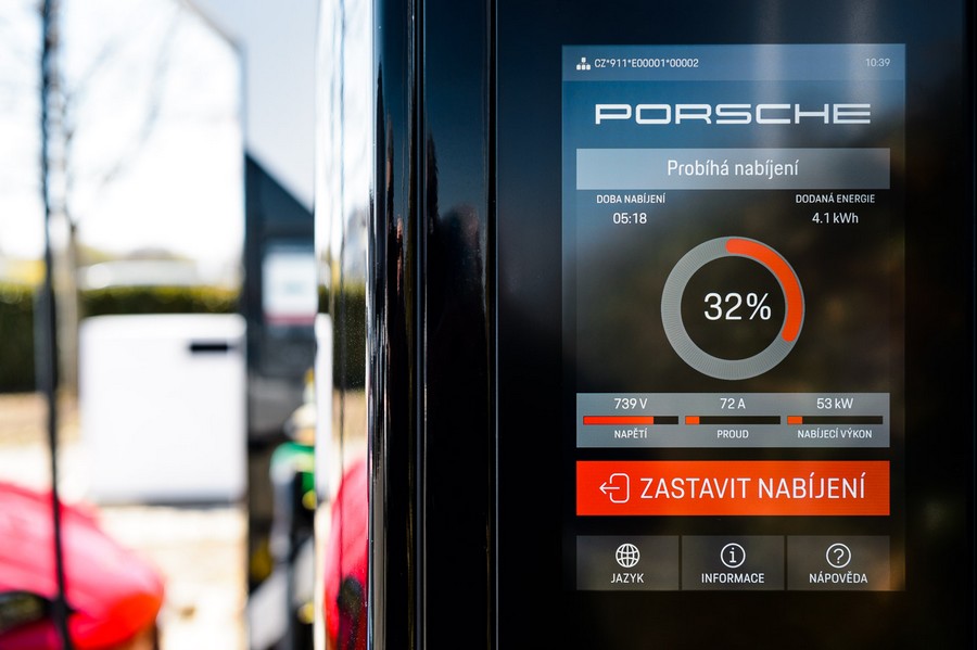 ČEZ ESCO postavilo unikátní baterii pro Porsche, za 4 minuty zvládne dodat elektromobilu energii na 100 km