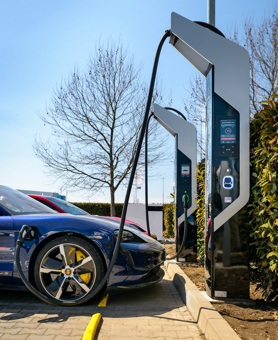 ČEZ ESCO postavilo unikátní baterii pro Porsche, za 4 minuty zvládne dodat elektromobilu energii na 100 km