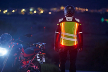 Svítící motocyklistické oblečení pro zvýšenou bezpečnost na silnicích