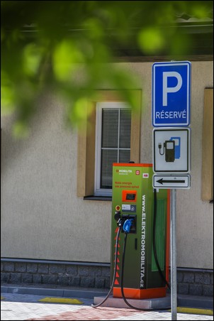 První šumavskou rychlodobíjecí stanici pro elektromobily mají Kašperské Hory