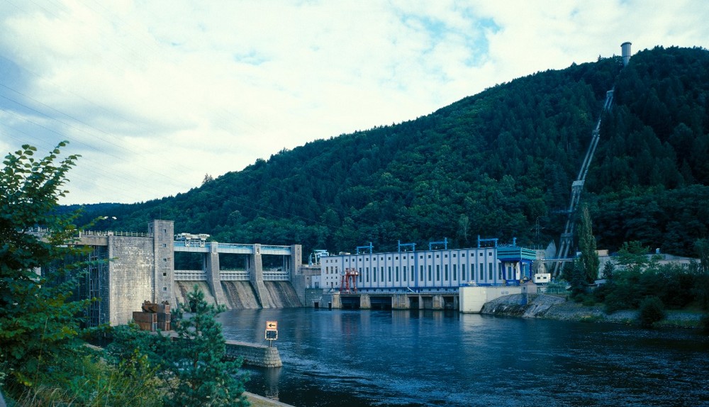 Štěchovice - celk. pohled na vodní elektrárnu a přivadeč přečerpávací elektrárny