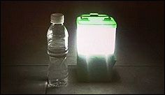Tato lampa funguje na sklenici vody a dvě lžičky soli