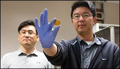První superkondenzátor svého druhu, který lze nabít teplem lidského těla